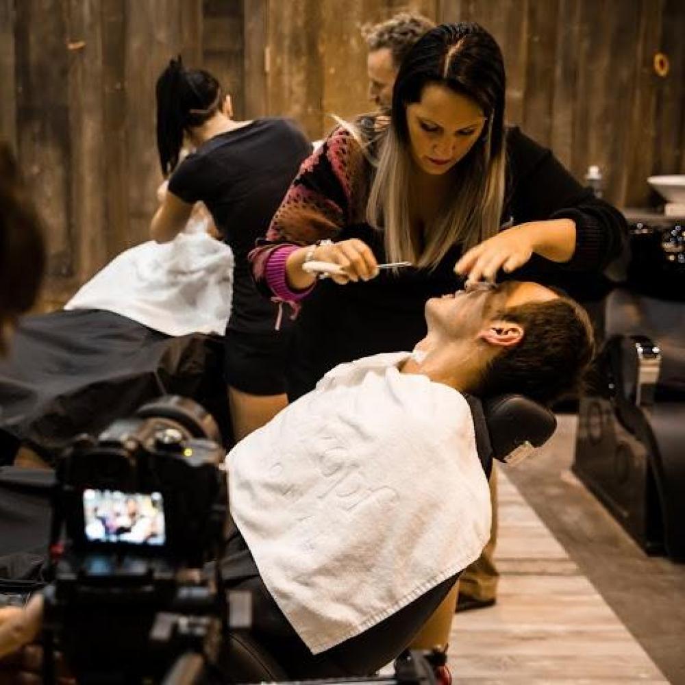 Barber's wife holení